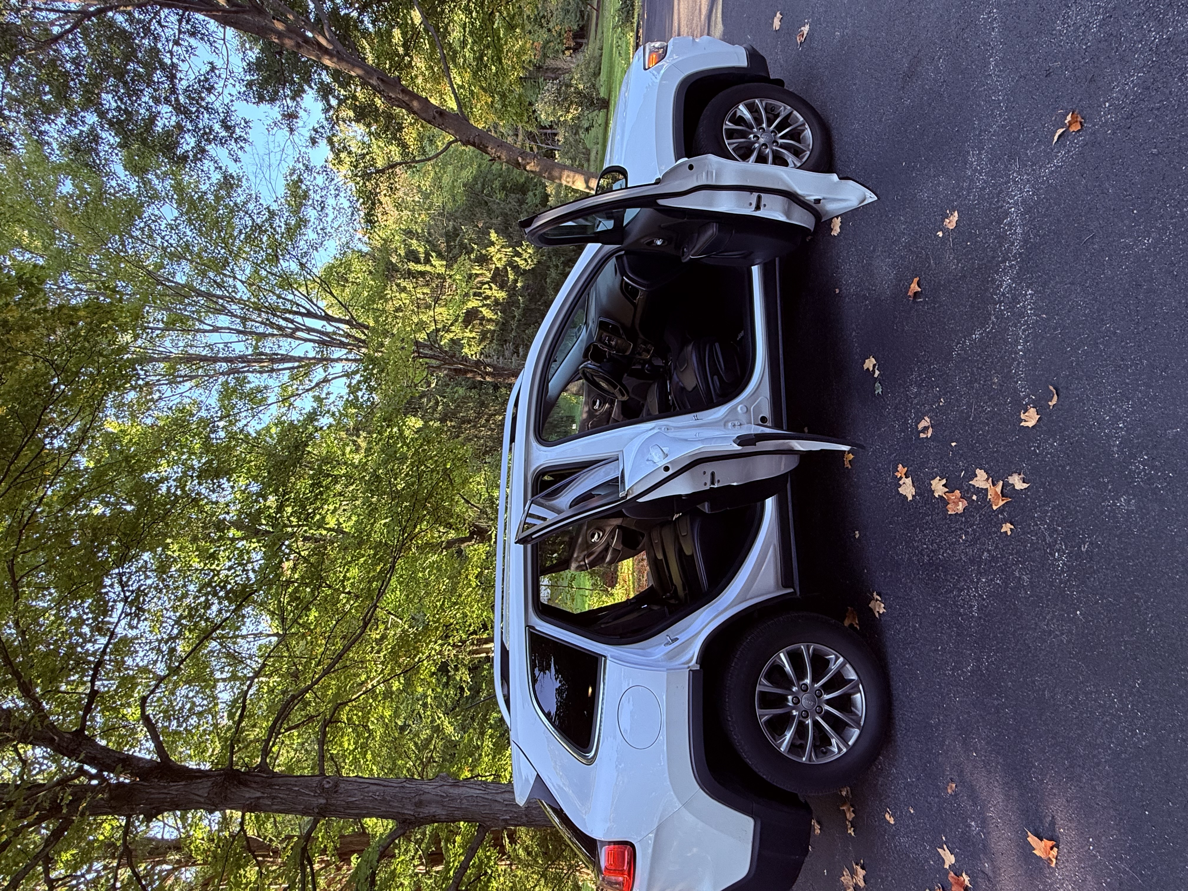 Used 2019 Jeep Cherokee Latitude Plus AWD/4WD image 5