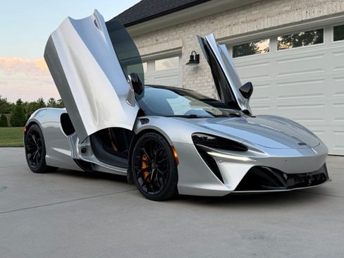 Used 2025 McLaren Artura Spider RWD image 14
