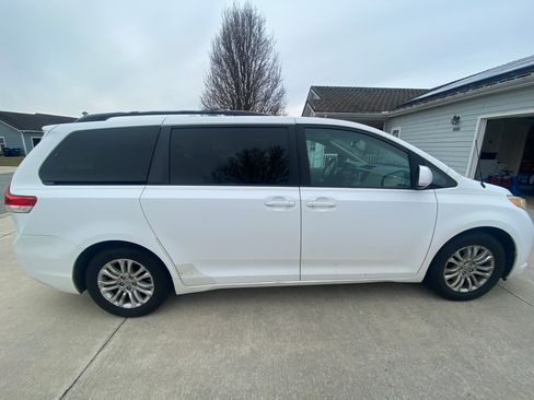 Used 2011 Toyota Sienna XLE image 9