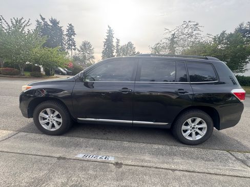 Used 2013 Toyota Highlander Plus AWD/4WD image 5