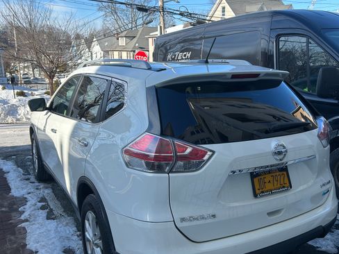 Used 2014 Nissan Rogue SV w/ SV Premium Package image 2