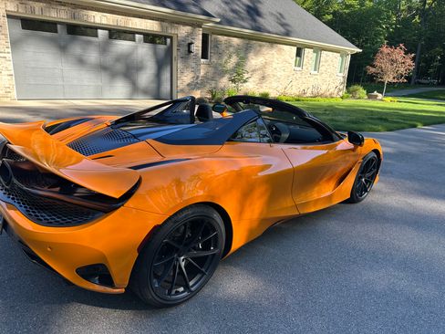 Used 2026 McLaren 750S Spider RWD image 25