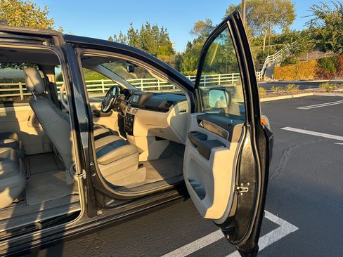 Used 2012 Volkswagen Routan SE image 6