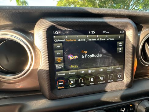 Used 2020 Jeep Gladiator Overland image 10