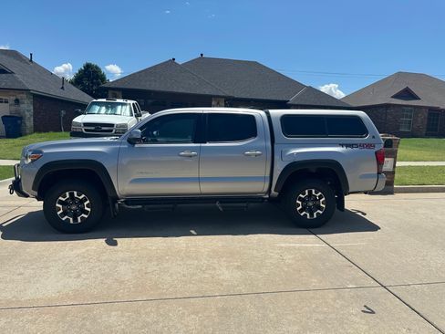 Used 2018 Toyota Tacoma TRD Off-Road w/ Technology Package AWD/4WD image 2