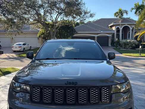 Used 2021 Jeep Grand Cherokee Laredo X image 2