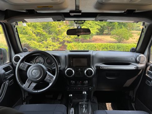 Used 2012 Jeep Wrangler Sahara w/ Connectivity Group AWD/4WD image 9