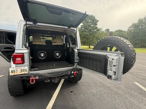 Used 2018 Jeep Wrangler Unlimited Sahara AWD/4WD image 26