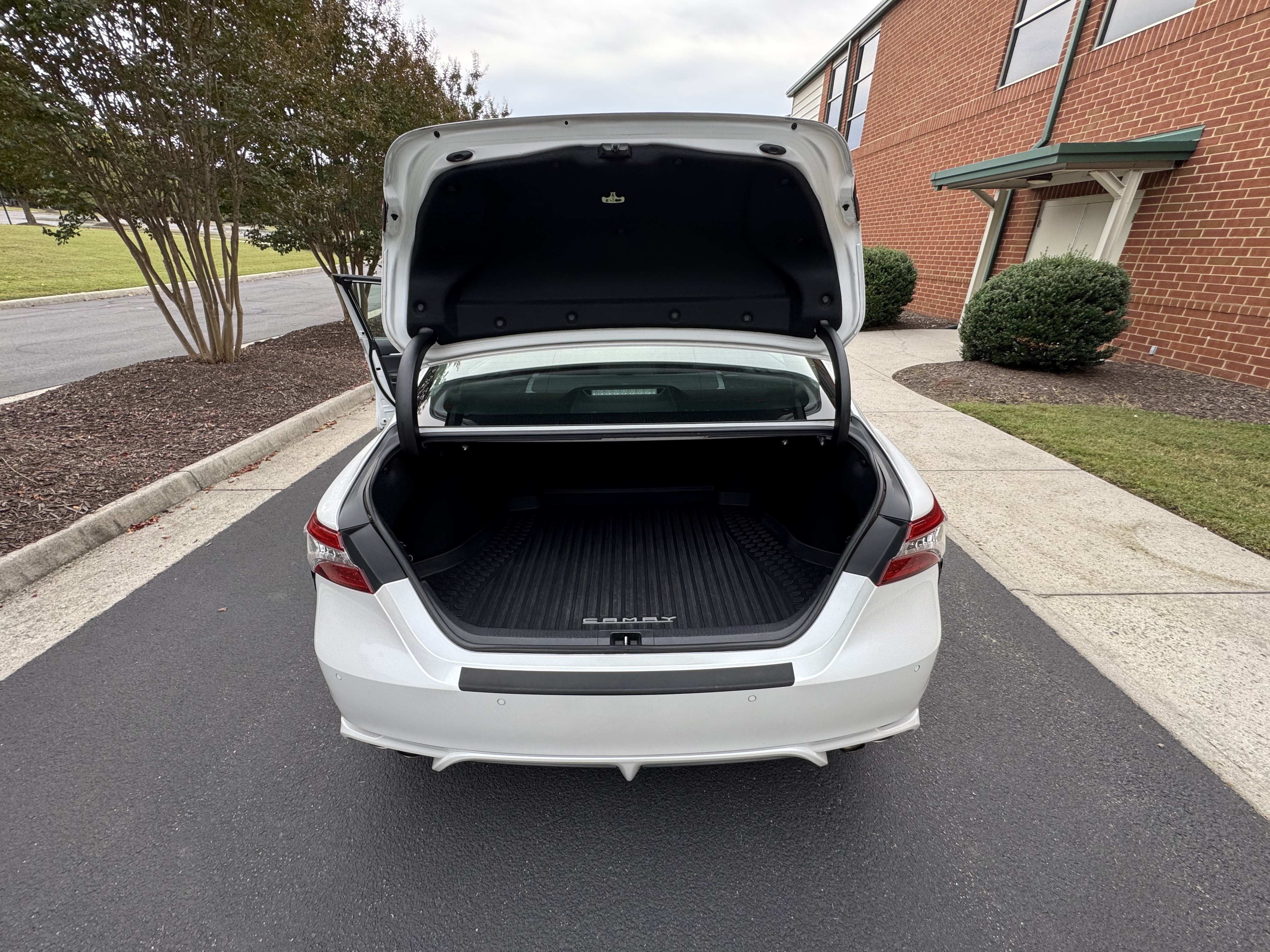 Used 2018 Toyota Camry XSE FWD image 11