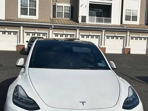 Used 2022 Tesla Model Y Long Range image 9