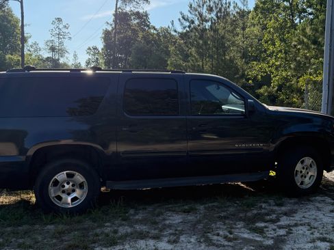 Used 2013 Chevrolet Suburban LT RWD image 1