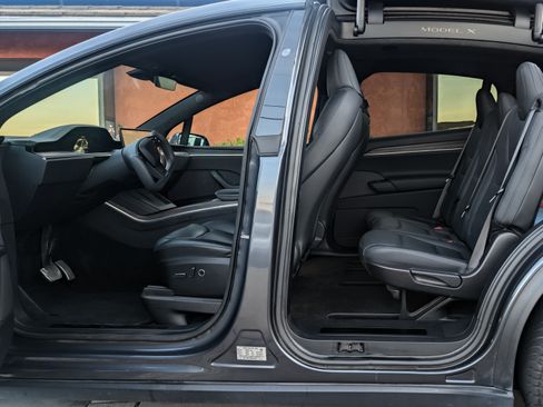 Used 2022 Tesla Model X image 8