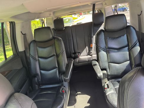 Used 2019 Cadillac Escalade ESV Premium Luxury image 9