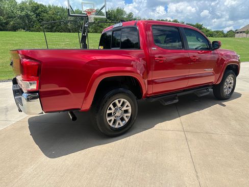 Used 2017 Toyota Tacoma SR5 w/ Tow Package RWD image 9