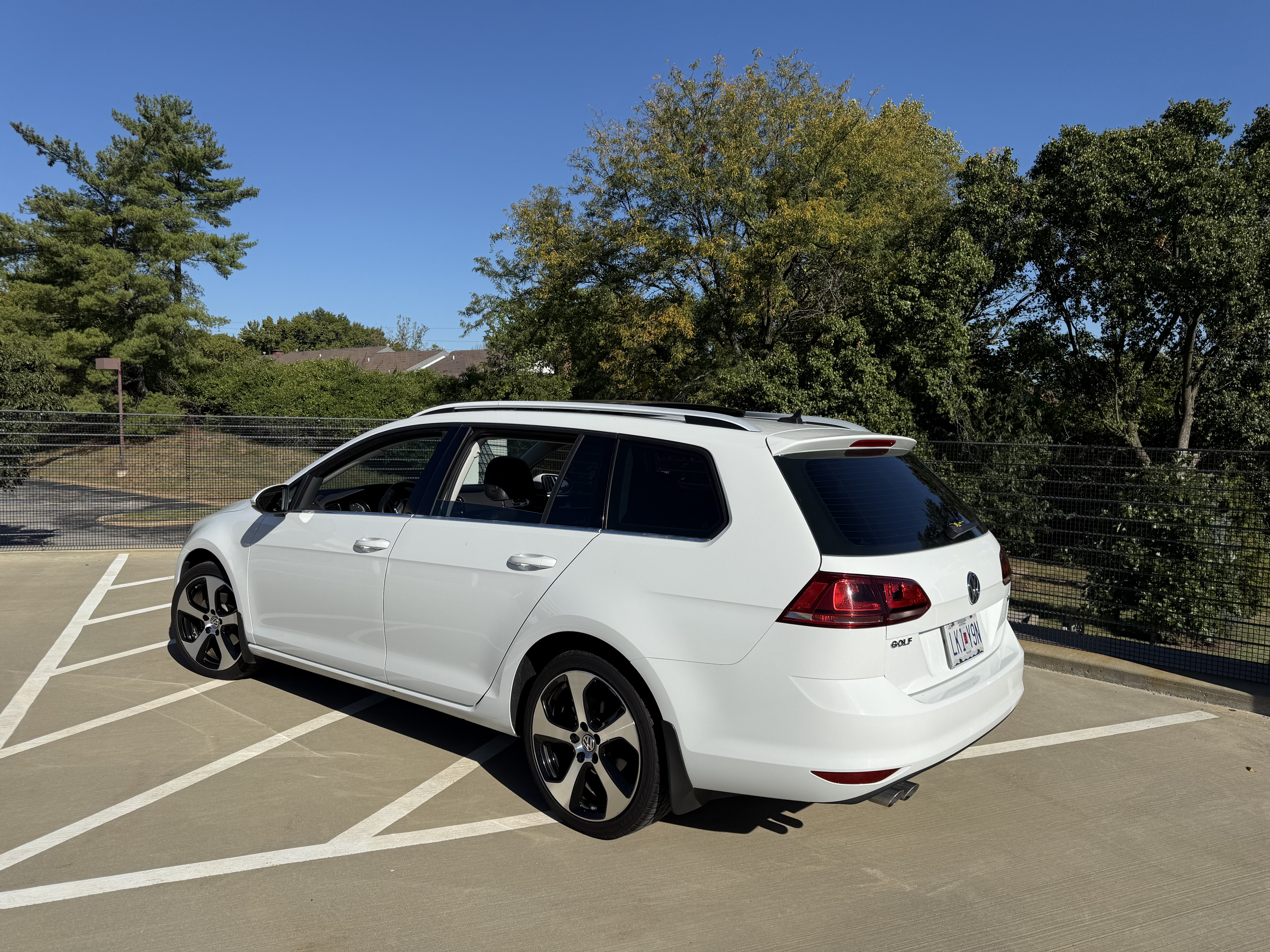 Used 2015 Volkswagen Golf TDI SEL FWD image 4