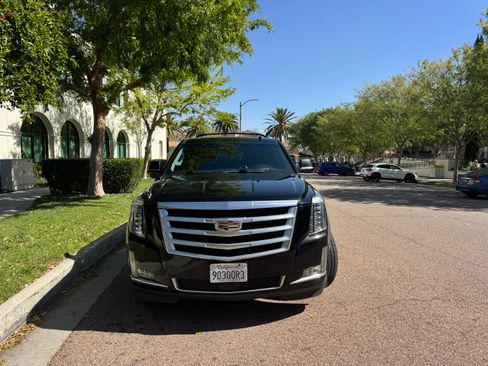 Used 2019 Cadillac Escalade ESV Premium Luxury image 1