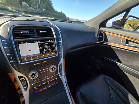 Used 2017 Lincoln MKX Reserve image 12