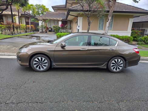 Used 2017 Honda Accord Touring image 4