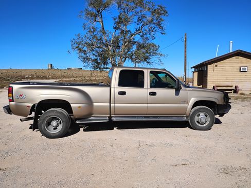 Used 2004 Chevrolet Silverado 3500 4x4 Crew Cab w/ Heavy-Duty Power Package image 2