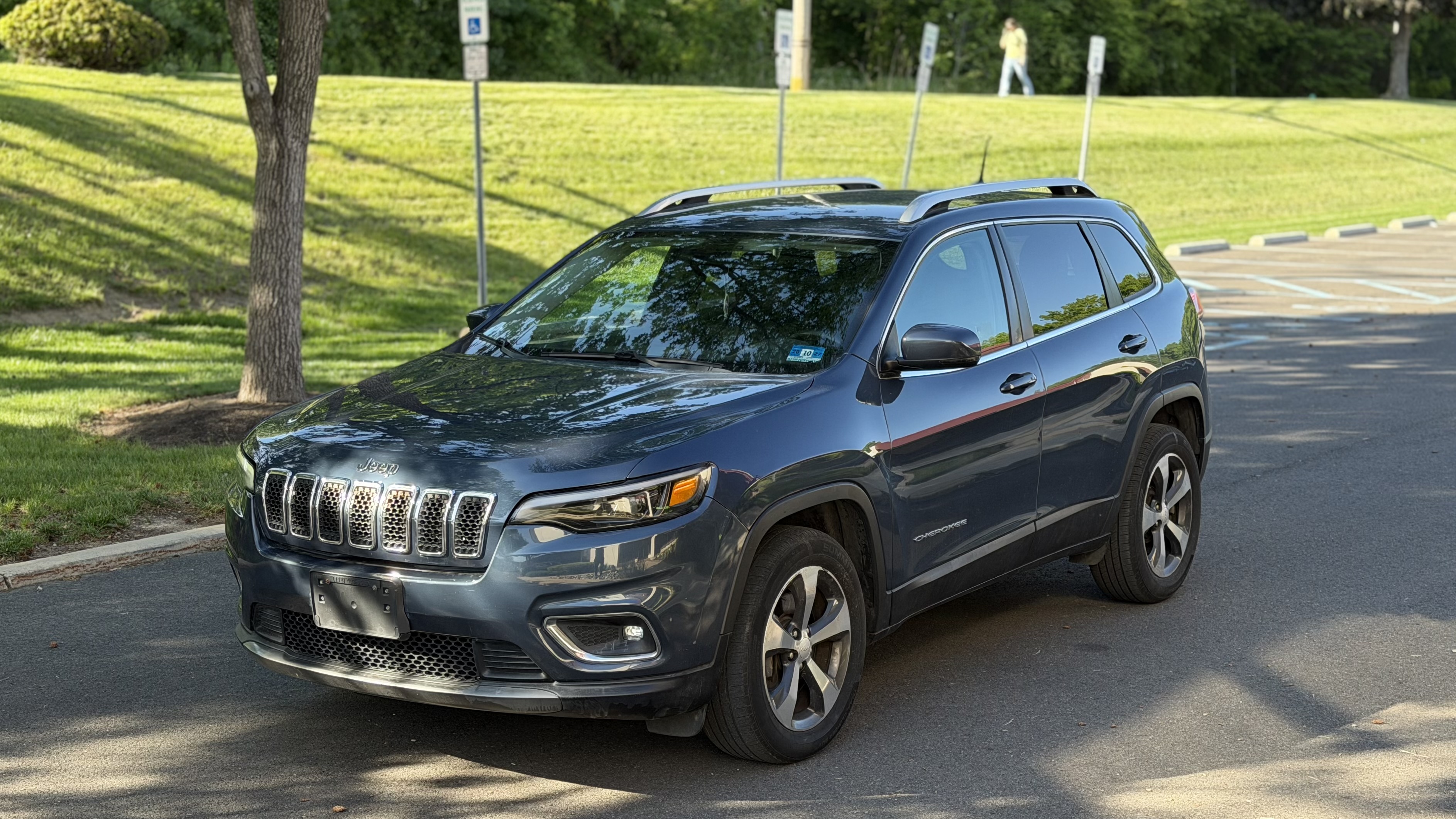 Used 2019 Jeep Cherokee Limited AWD/4WD image 1