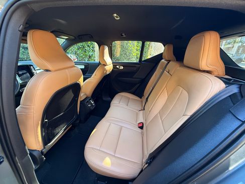 Used 2019 Volvo XC40 T4 Momentum image 9