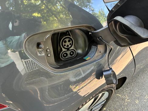 Used 2016 Volkswagen e-Golf SEL Premium FWD image 11