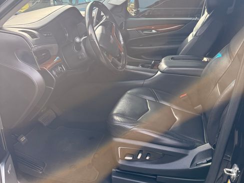Used 2019 Cadillac Escalade ESV Luxury RWD image 9