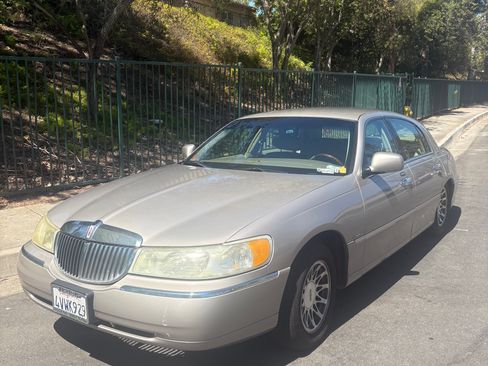 Used 2002 Lincoln Town Car Signature RWD image 8