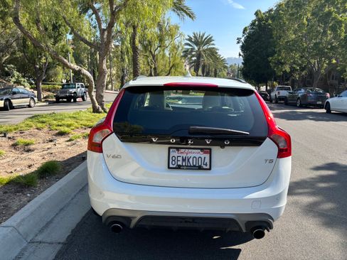 Used 2018 Volvo V60 T5 Dynamic w/ Vision Package image 4