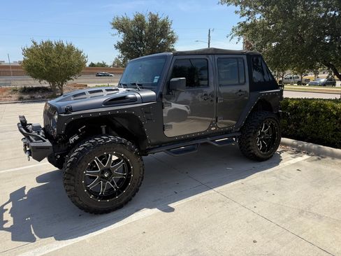 Used 2017 Jeep Wrangler Unlimited Sport w/ Connectivity Group AWD/4WD image 4