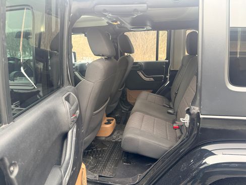 Used 2012 Jeep Wrangler Unlimited Sahara w/ Dual Top Group image 8