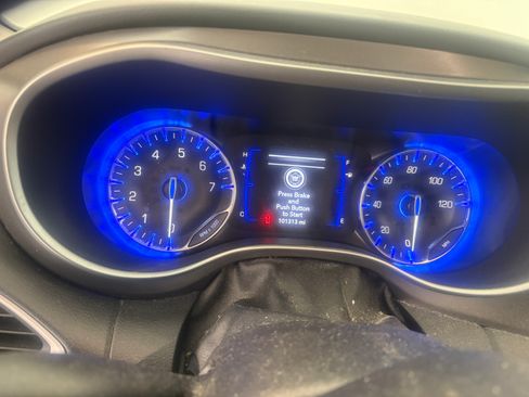 Used 2020 Chrysler Pacifica Touring w/ Tire & Wheel Group FWD image 13