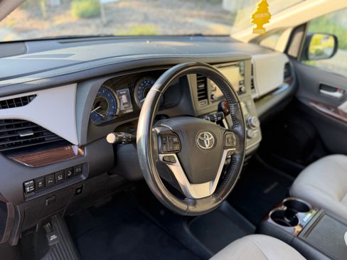 Used 2020 Toyota Sienna Limited Premium w/ Carpet Mat Package AWD/4WD image 10