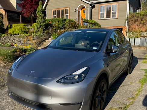 Used 2024 Tesla Model Y Long Range AWD/4WD image 1