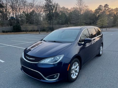 Used 2018 Chrysler Pacifica Touring Plus w/ Tire & Wheel Group image 2