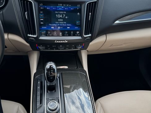 Used 2017 Maserati Levante w/ Luxury Package image 17