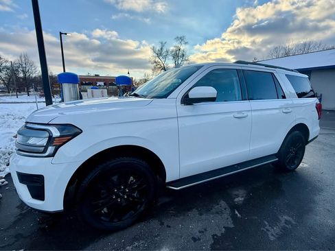 Used 2023 Ford Expedition XLT image 1