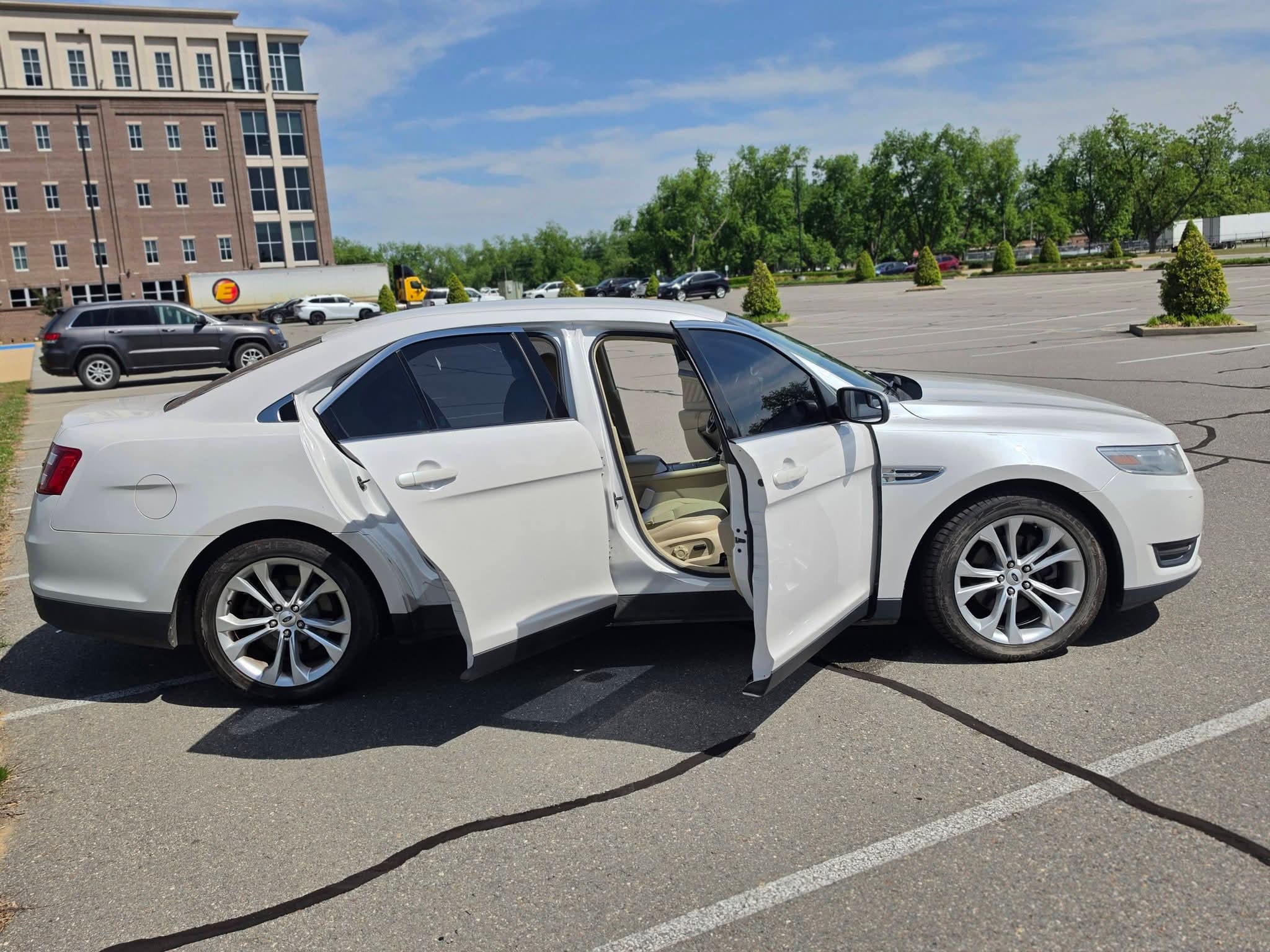 Used 2013 Ford Taurus SEL FWD image 2