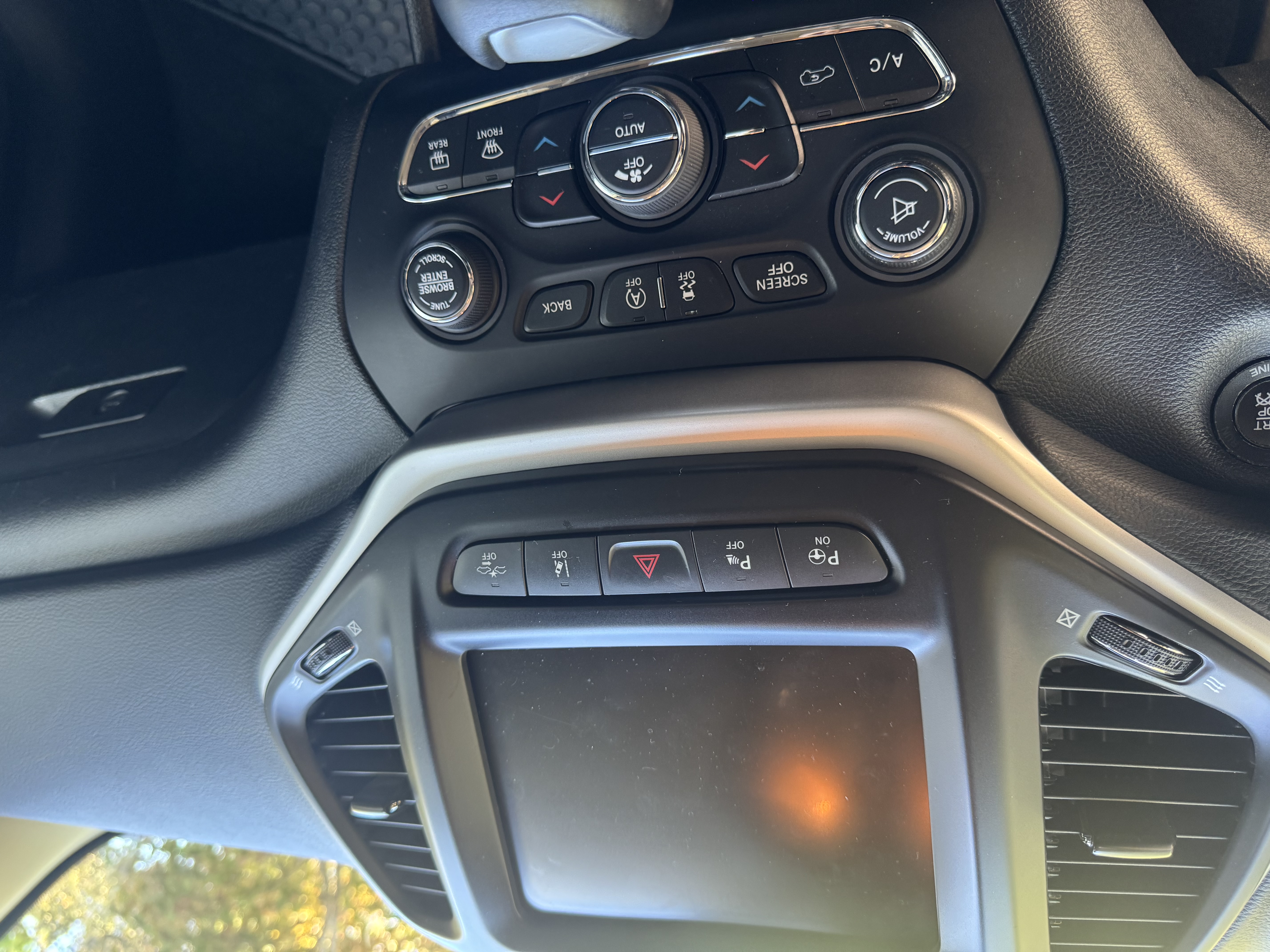 Used 2016 Jeep Cherokee Trailhawk w/ Comfort/Convenience Group AWD/4WD image 14
