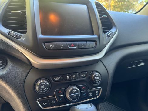 Used 2016 Jeep Cherokee Trailhawk w/ Comfort/Convenience Group AWD/4WD image 14