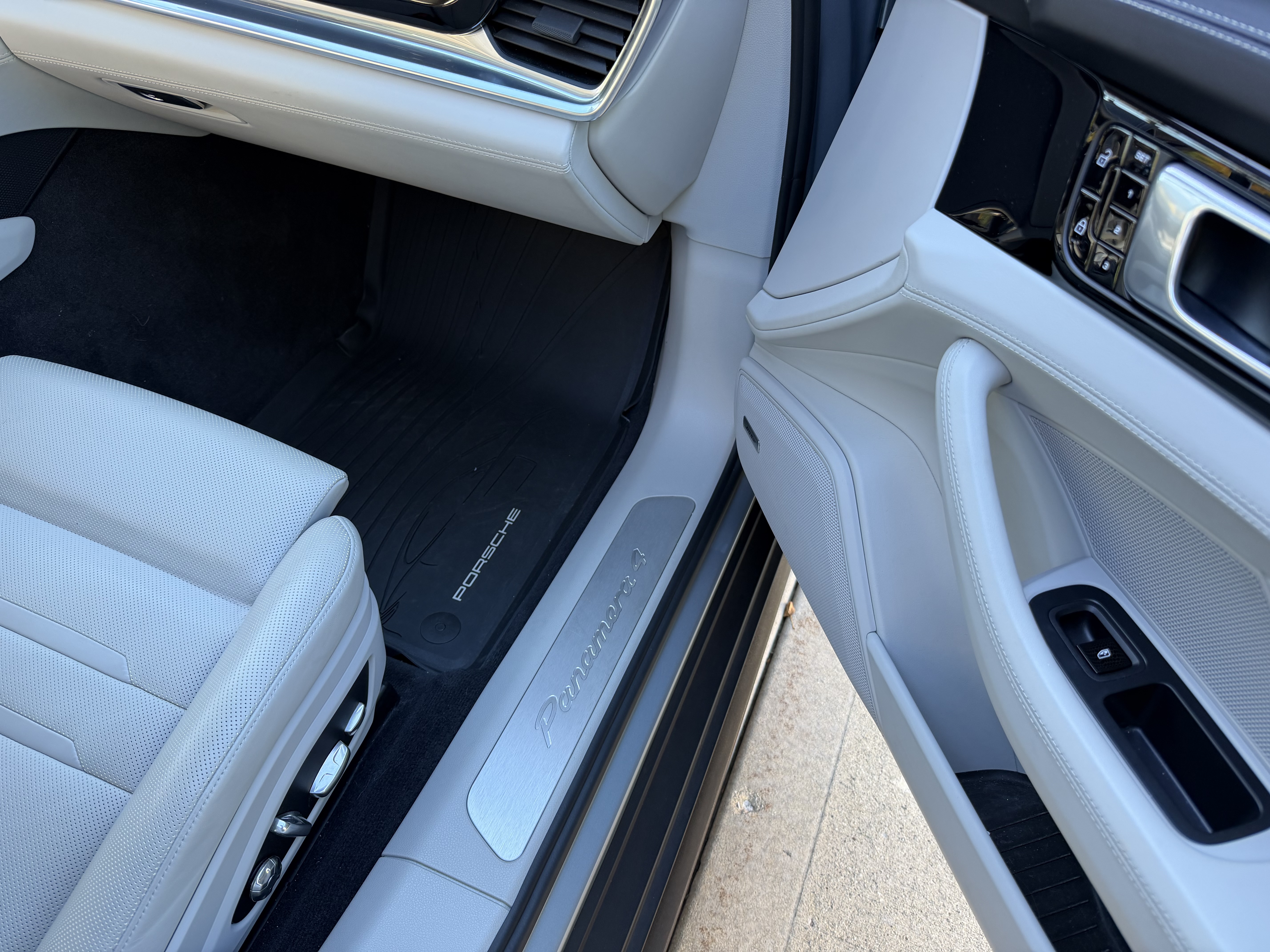 Used 2020 Porsche Panamera 4 E-Hybrid AWD/4WD image 19