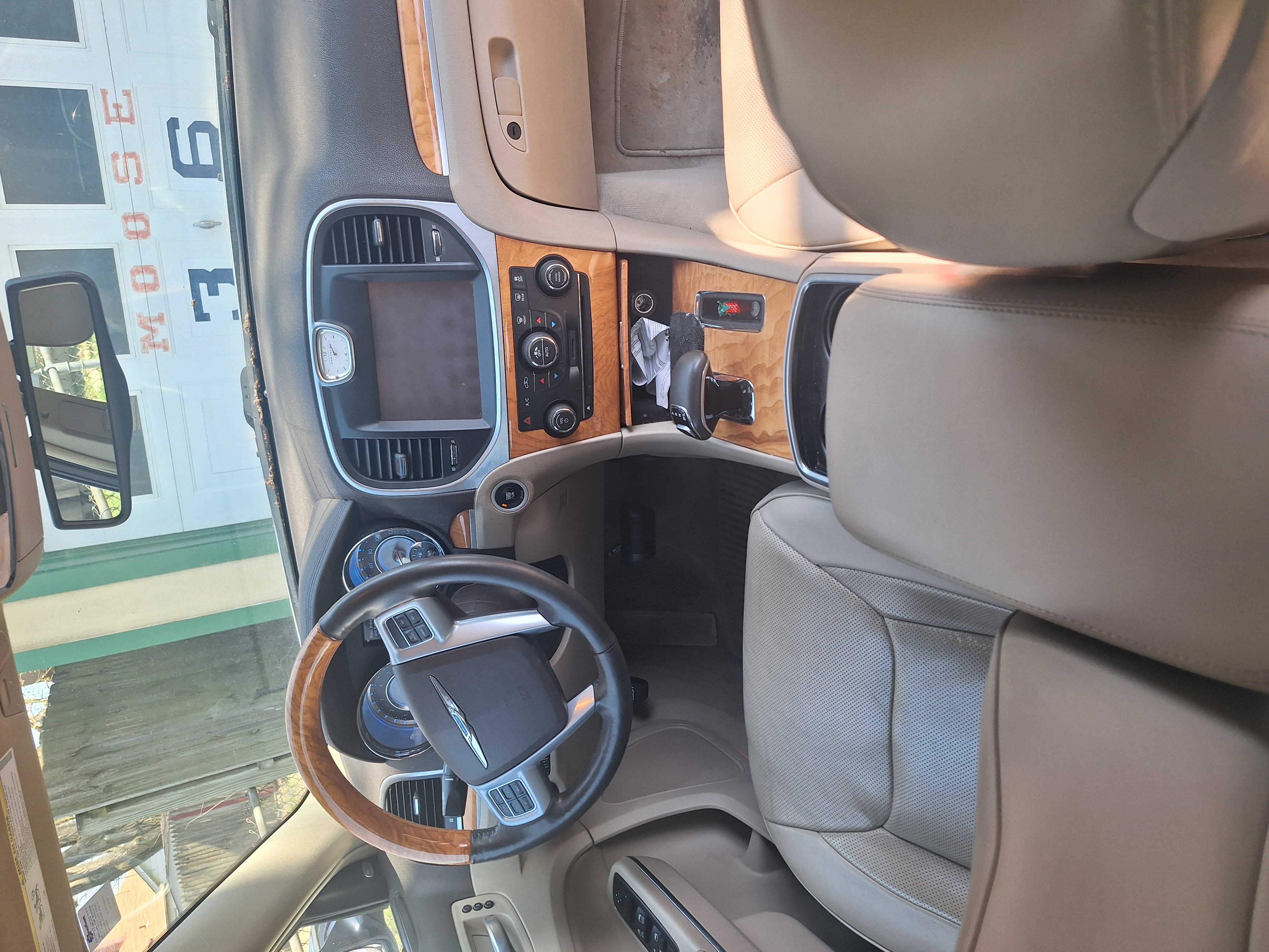 Used 2014 Chrysler 300 C RWD image 9
