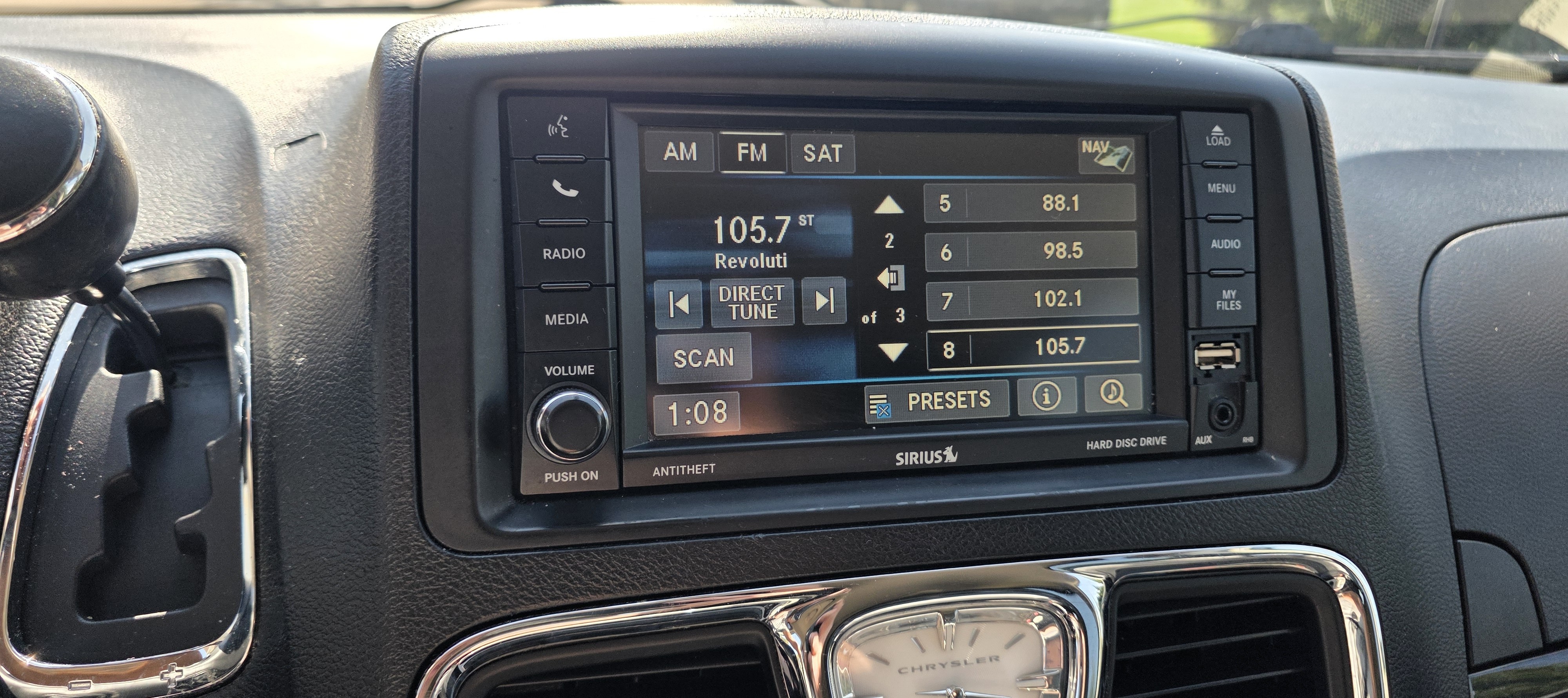 Used 2014 Chrysler Town & Country Touring-L w/ Driver Convenience Group FWD image 4