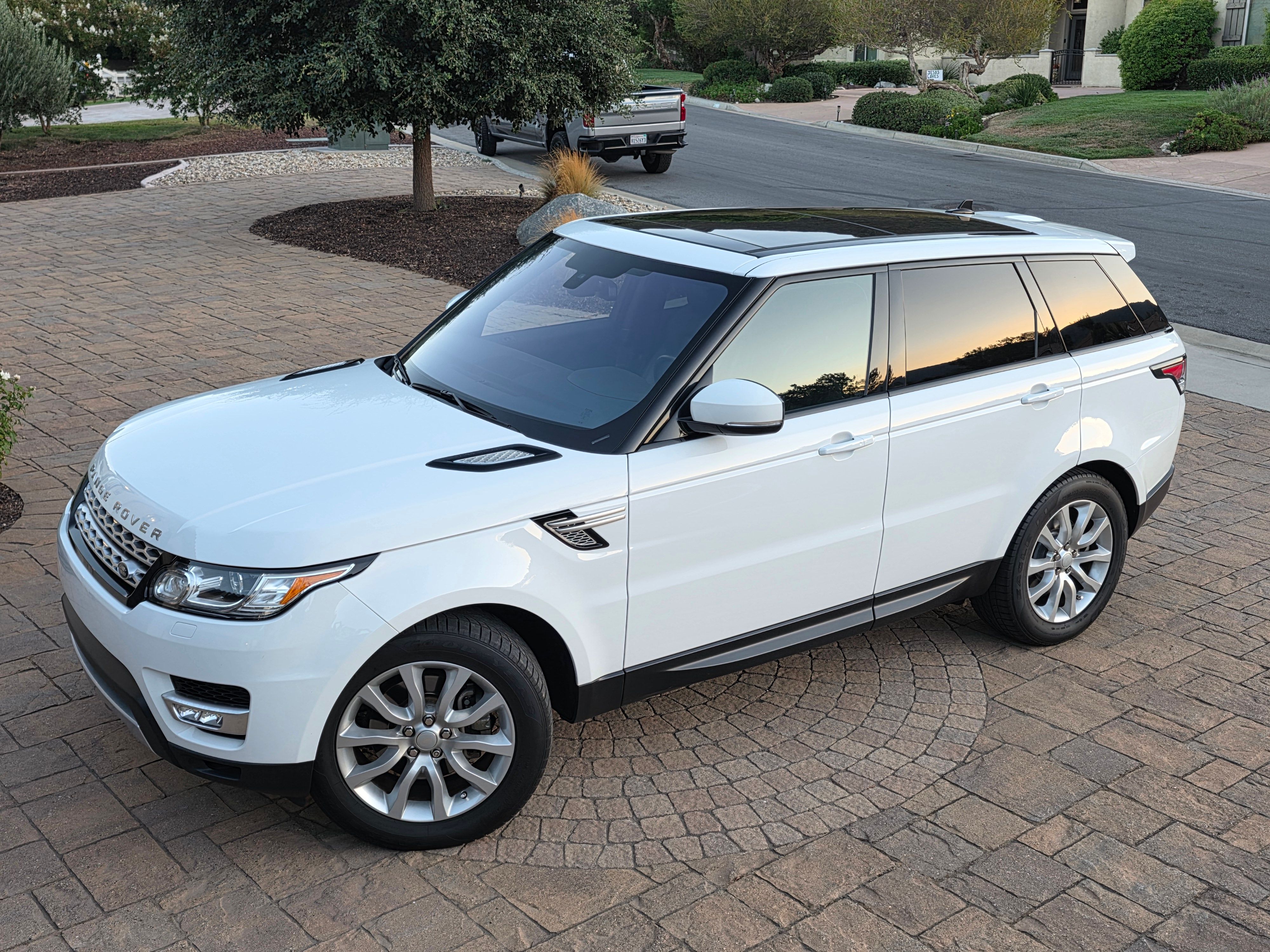 Used 2016 Land Rover Range Rover Sport HSE AWD/4WD image 1