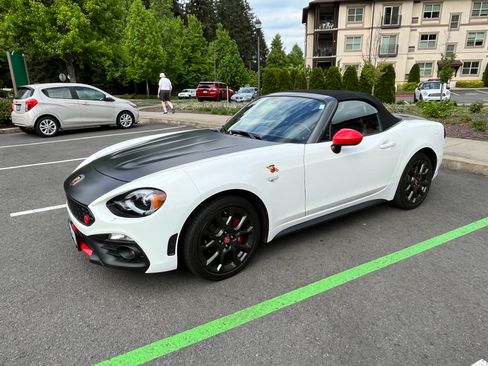 Used 2018 FIAT 124 Spider Abarth w/ Convenience Group RWD image 2