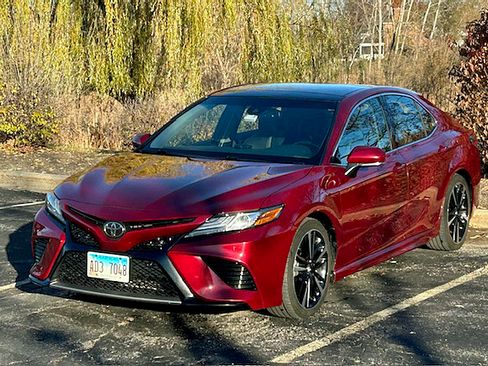 Used 2018 Toyota Camry XSE image 1
