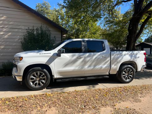 Used 2025 Chevrolet Silverado 1500 LT image 2
