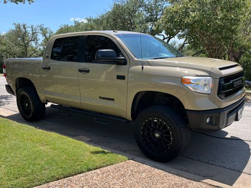 Used 2017 Toyota Tundra SR5 w/ SR5 Upgrade Package AWD/4WD image 1