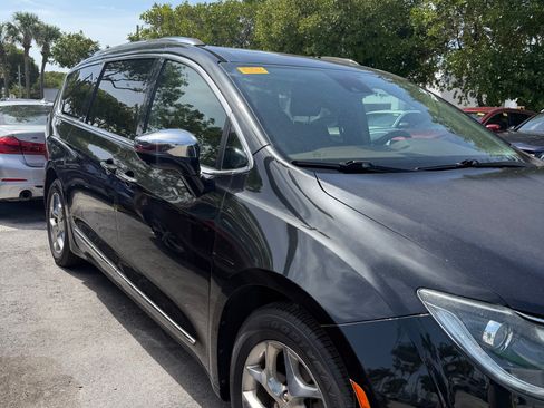 Used 2018 Chrysler Pacifica Limited w/ Advanced Safetytec Group FWD image 11