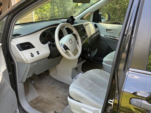 Used 2012 Toyota Sienna FWD image 10